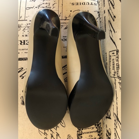 EUC! Tahari Heels; “Laura”; Tan & Black; Slight Platform; Leather Upper; Size 8 - Picture 6 of 7